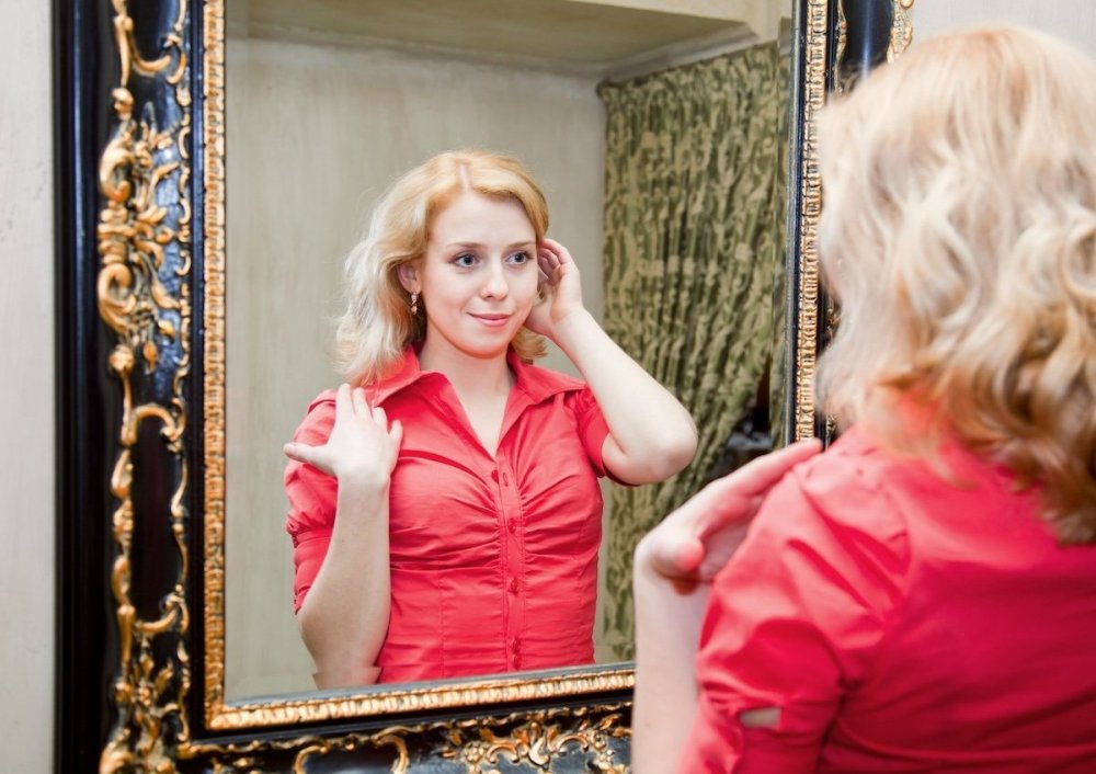 woman-mirror-accepting-imperfections.jpg