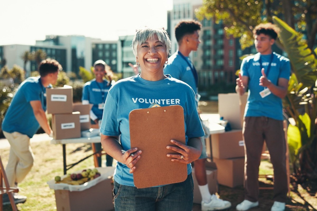 Why Do People Volunteer? Discover 7 Benefits of Volunteerism
